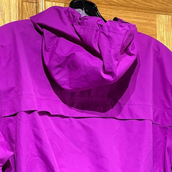 Misty Mountain Women's Waterproof Fuschia Rain Jacket Size Medium Like New - Picture 11 of 12